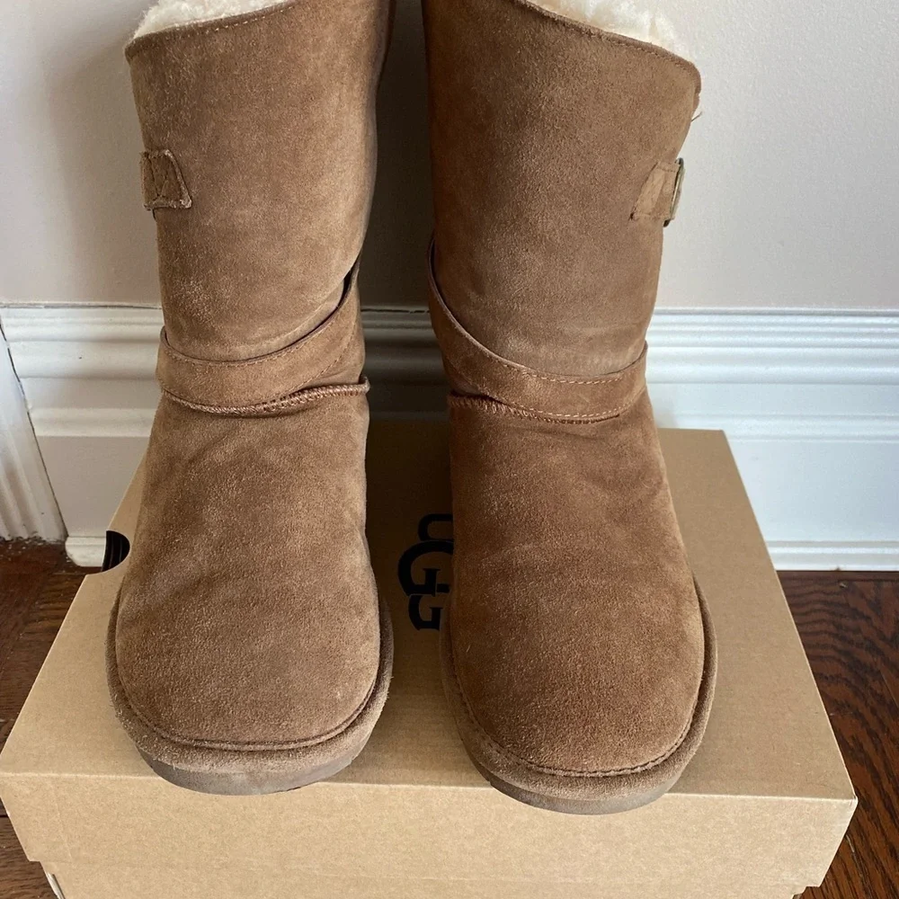 Bearpaw Suede and Shearling Booties with Ankle strap in Chestnut Size 9